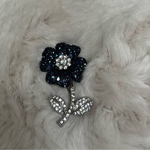 Elegant Blue and Silver Floral Brooch - Picture 6 of 7